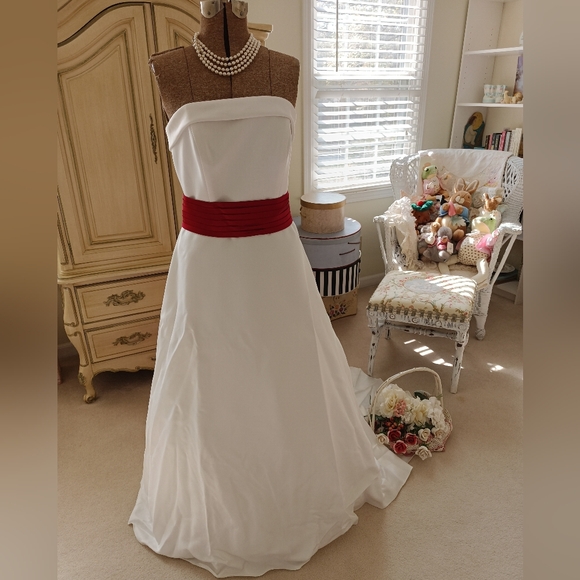 2005 TIMELESS A- LINE WEDDING GOWN! EUC!❤️ - Picture 4 of 16